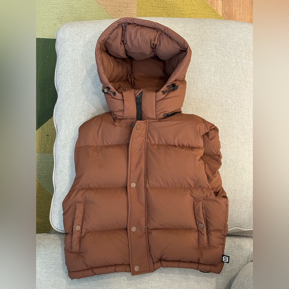 Super puff shorty vest in cognac (brown)